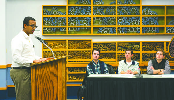 Elias addresses student senate