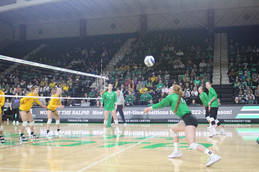 Team+plays+volleyball+at+the+University+of+North+Dakota.